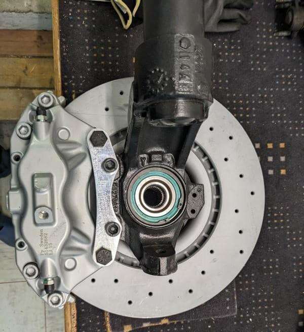 Conversion de réglage Saab 9-3 en adaptateur d'étrier de frein pour entraîner les étriers de frein Volvo S60R en liaison avec les disques de frein 330x26mm de l'Alfa Romeo 159 (132626)
