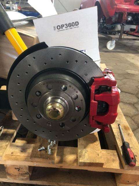 Audi 100 C1 Coupé sur un disque de frein 282x12 en combinaison avec le système de freinage de la VW Golf 6 GTI (131795)