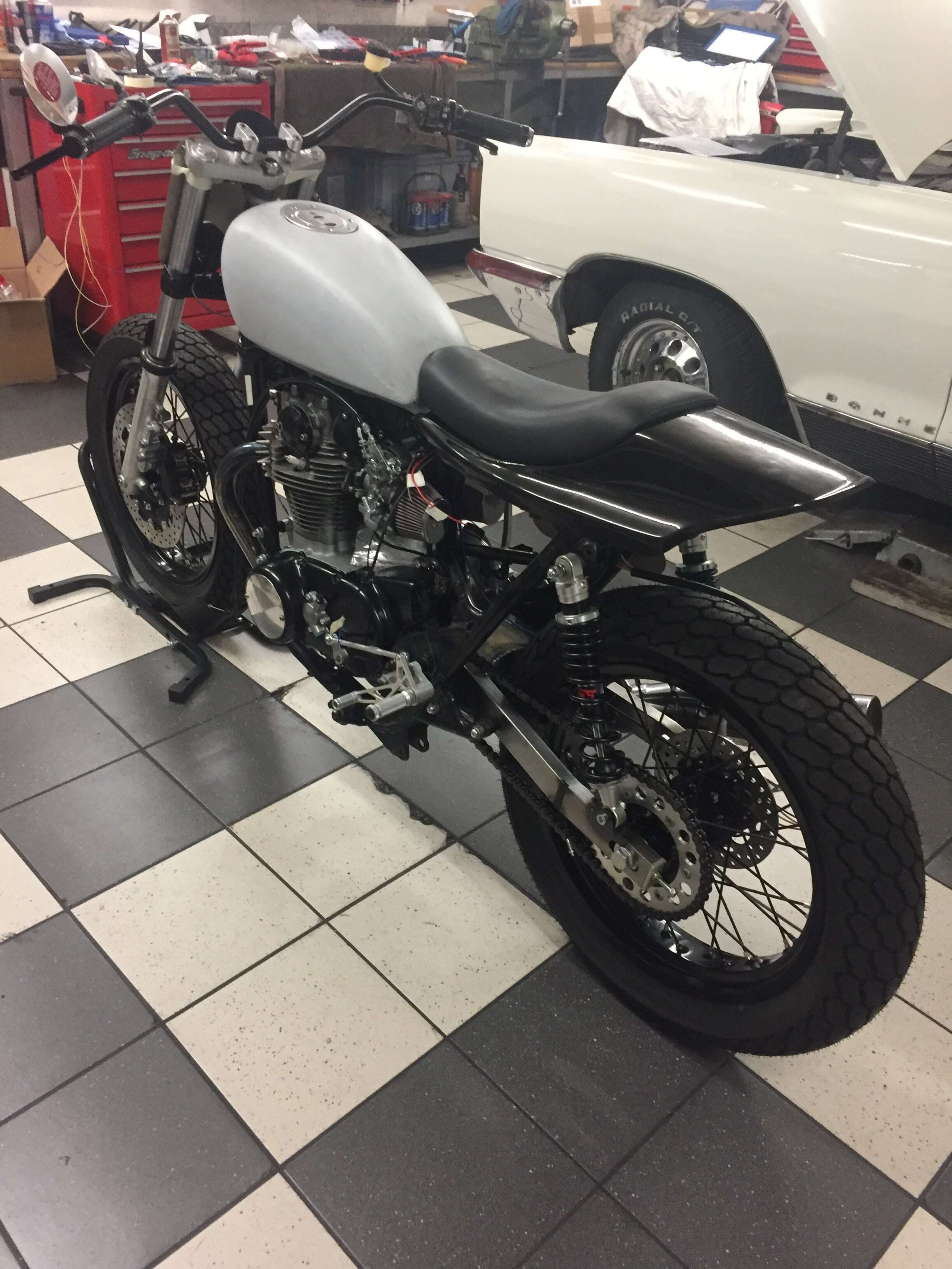 1979 Yamaha XS 650 SE Moto Tuning transformation en style Flat Track sur le disque de frein Brembo de 320mm avec l'étrier de frein à 4 pistons de ABM 1979 Yamaha XS 650 SE Moto Tuning transformation en style Flat Track sur le disque de frein Brembo de 320mm avec l'étrier de frein à 4 pistons de ABM