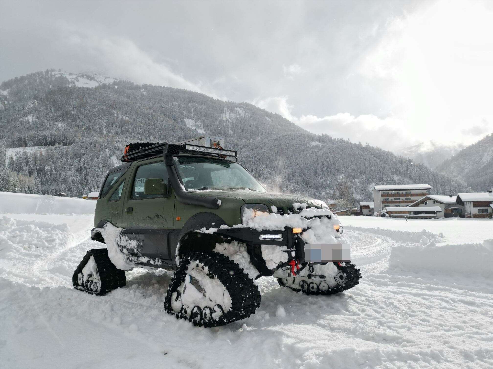 Suzuki Jimmy transformation sur chenilles à neige dans les montagnes du Tyrol (132973) Suzuki Jimmy transformation sur chenilles à neige dans les montagnes du Tyrol (132973)