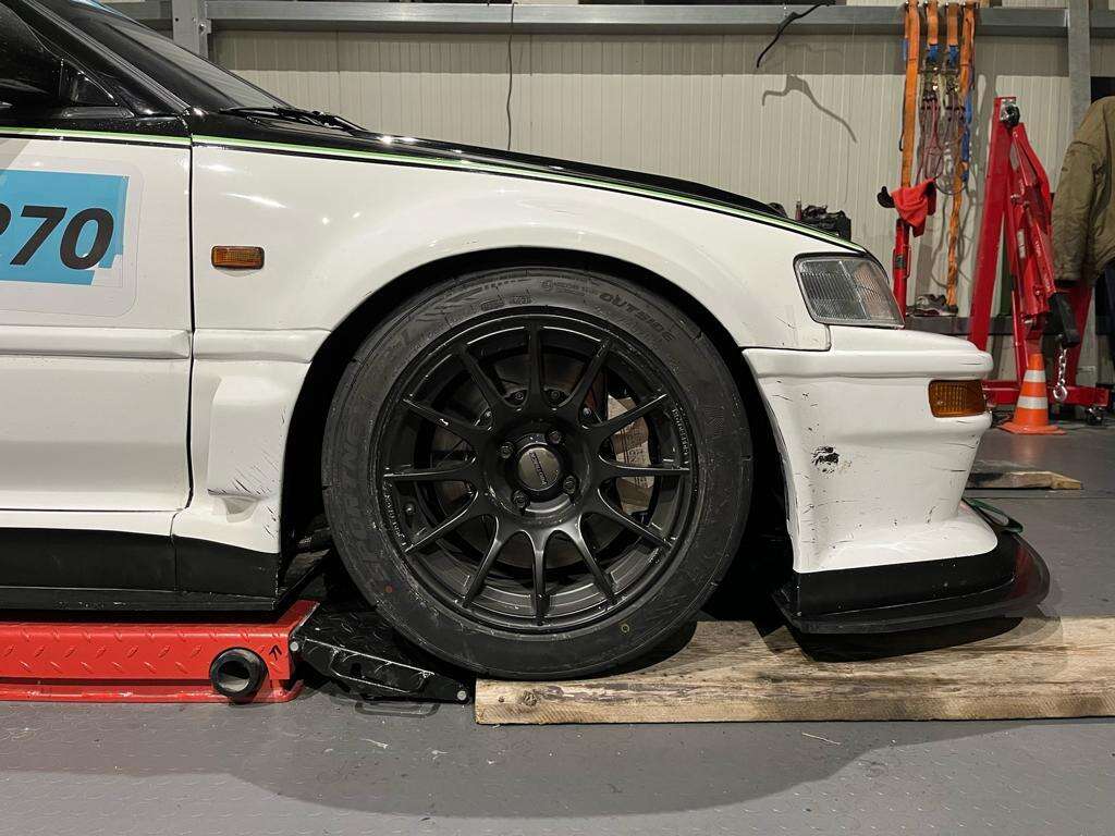 Mise à niveau des freins de la Honda CRX avec des étriers de frein PFC ZR22 sur l'essieu avant en combinaison avec la bague de friction Tarox 320x32 et le pot de disque de frein Epytec