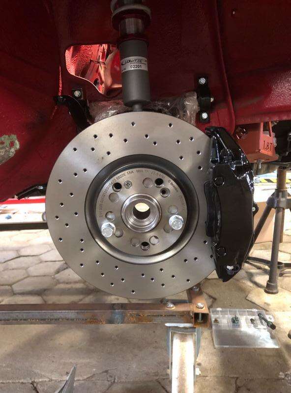Modification des freins sur l'essieu avant de l'Audi 100 C1 Coupe (année de construction : 1974) sur le disque de frein Audi S3 312x25mm en combinaison avec les étriers de frein Porsche Boxter à 4 pistons (132583)