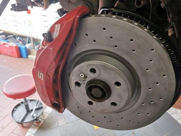 Upgrade complet des freins sur les essieux avant et arrière d'un bus VW T4 Upgrade complet des freins sur les essieux avant et arrière d'un bus VW T4