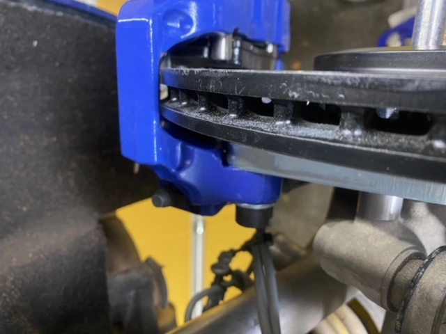 groes-bremsanlagen-kit-hinterachse-vw-golf-7-audi-a3-porsche-cayenne-4-kolben-sattel-vw-golf-7r-handbremssattel-356x22-bremsscheibe-mit-teilegutachten---farbe-bremssattel-rot-mit-epytec-logo-1091-KIT-RAL3001-5