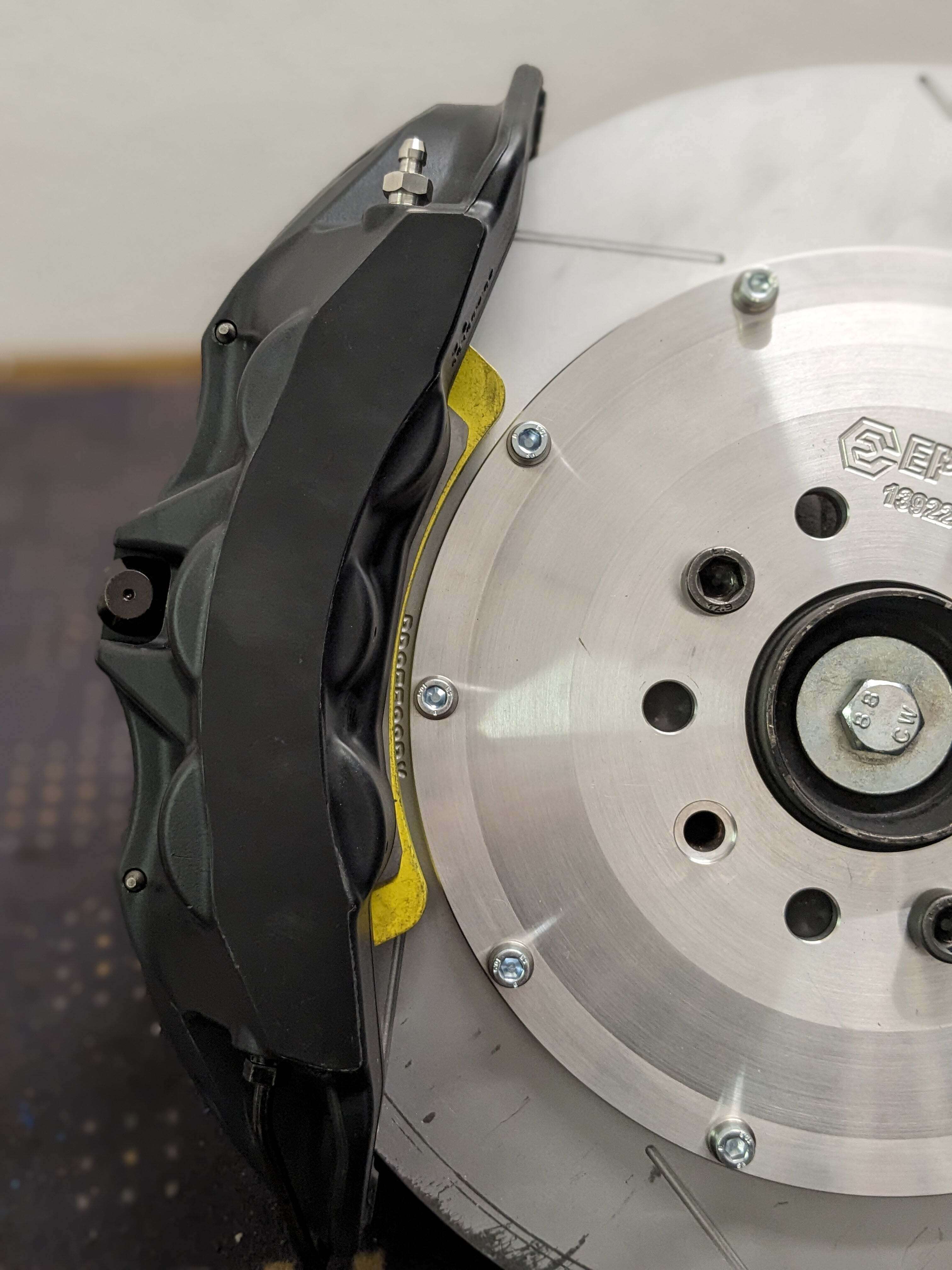 Modification des freins avant et arrière de l'Opel Corsa E OPC (année de construction 2017) sur le système de freinage Brembo GT6 à 6 pistons et le frein Brembo GT6 à 4 pistons en combinaison avec l'étrier de frein à main Audi R8 (139221) Modification des freins avant et arrière de l'Opel Corsa E OPC (année de construction 2017) sur le système de freinage Brembo GT6 à 6 pistons et le frein Brembo GT6 à 4 pistons en combinaison avec l'étrier de frein à main Audi R8 (139221)