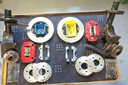 Transformation complète de l'Audi S1 Urquattro en système de freinage Brembo à 4 pistons avec disques de frein Brembo et pots de disque de frein / pots de frein fabriqués sur mesure. Transformation complète de l'Audi S1 Urquattro en système de freinage Brembo à 4 pistons avec disques de frein Brembo et pots de disque de frein / pots de frein fabriqués sur mesure.
