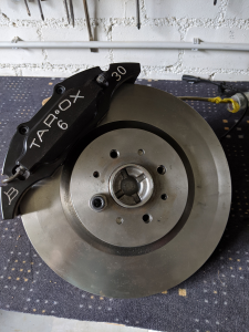 Transformation des freins de la Smart Fortwo en système Tarox 6 30 à 6 pistons avec disques de frein Brembo 300x28 Transformation des freins de la Smart Fortwo en système Tarox 6 30 à 6 pistons avec disques de frein Brembo 300x28