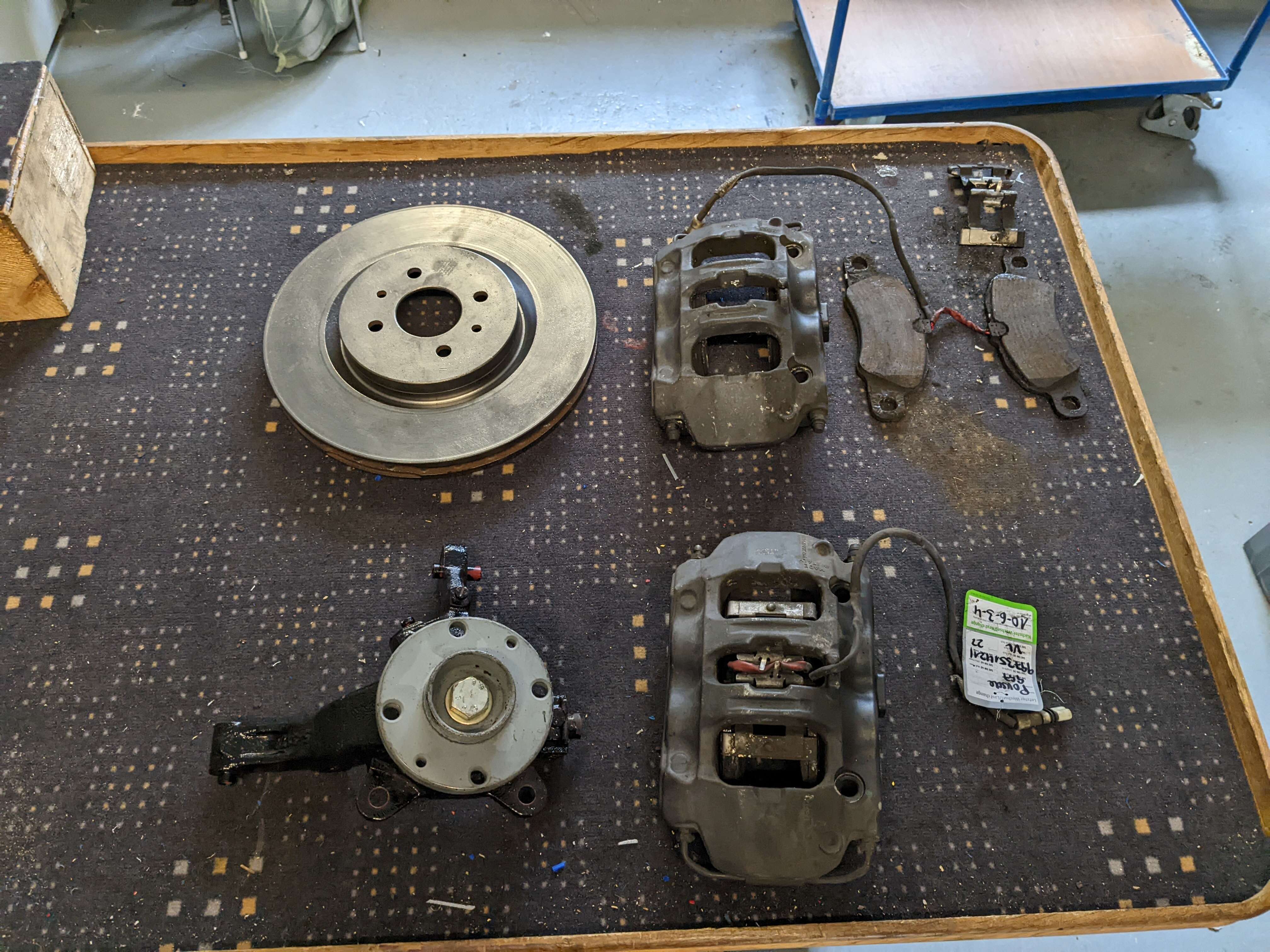Adaptateur d'étrier de frein pour l'essieu avant de l'Alfa 155 Q5 sur le disque de frein Fiat Abarth 305x28mm en combinaison avec les étriers de frein Porsche 997 à 4 pistons Adaptateur d'étrier de frein pour l'essieu avant de l'Alfa 155 Q5 sur le disque de frein Fiat Abarth 305x28mm en combinaison avec les étriers de frein Porsche 997 à 4 pistons